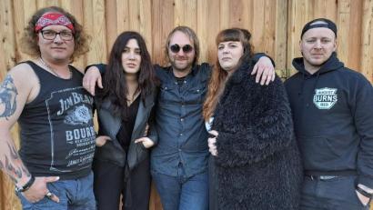 Bild: Teresa Wurmstein/exb
Die Band „Slut Maschin“ freut sich auf ihren ersten Auftritt am 28. Juli beim Open Air in Winklarn. Mit dabei sind Dominik Roßmeisl (von links), Susi Hutzler, Martin Gersing, Steffi Meier und Sebastian Höcherl.