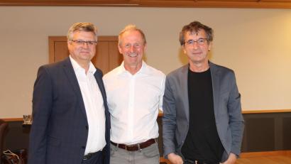 Bild: pi
Karlhermann Schötz und Professor Dr. Jörg Skriebeleit (von links) würdigen das Engagement Thomas Muggenthalers für die KZ-Gedenkstätte Flossenbürg.