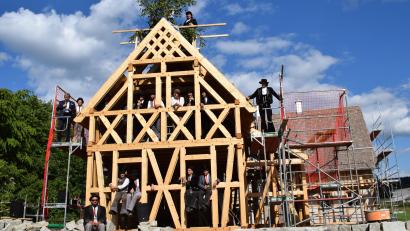 Bild: szl
Vier komplett ökologisch gefertigte Ferienhäuser entstehen im Naturdorf Bärnau. Die Besonderheit: Es werden nur regionale Baustoffe und traditionelle Handwerkstechniken verwendet. Nach nur wenigen Monaten Bauzeit feierten die Handwerker Richtfest für das zweite Gebäude.