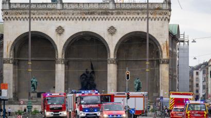 Bild: Sebastian Widmann / Bayerische Staatskanzlei
Vom Münchner Odeonsplatz aus sind die Feuerwehleute nach Griechenland aufgebrochen.