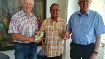 Bild: Bernhard Stahl/exb
Die Jakobspilger Rudolf Schön (links) und Bernhard Stahl (rechts) überreichten an Pater Paul Chummar eine Spende von 500 Euro.