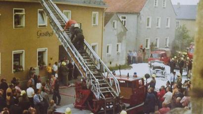 Bild: Feuerwehr Neunkirchen
Mit einer großen Schauübung mitten im Ort (hier vor dem einstigen Gasthof Forster) feierte die Feuerwehr Neunkirchen ihren 100. Geburtstag. Unweit dieser Stelle wird in der Bürgermeister-Bärnklau-Straße heuer das dreitägige Fest zum 150. Bestehen über die Bühne gehen.