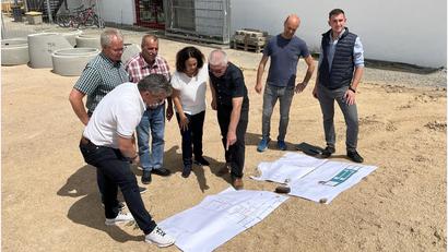 Bild: sns
Bürgermeister Martin Birner, Geschäftsstellenleiter Georg Keil, Stadtrat Erich Schmid, Schulleiterin Sabine Bauer, Architekt Michael Steidl, Bauunternehmer Franz Wilhelm und Markus Ippisch von der Stadt Neunburg (von links) erläutern die Baumaßnahme.