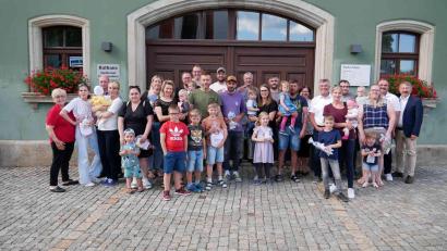 Bild: gz
Eslarner Eltern mit zwei und drei Kindern durften sich über eine finanzielle Beihilfe aus der Zierer-Stiftung freuen .