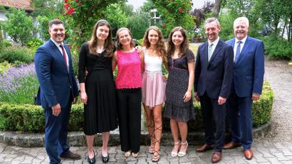 Bild: P. Ringeisen
Das Dr.-Johanna-Decker-Gymnasium feiert seine vier besten Abiturientinnen (von links): Oberstudienrat i. K. Maximilian Gerber, Amelie Riedl, Annika Luig, Vanessa Wiesner, Julia Dietz, Studiendirektor Hans Kistler (Schulleiter) und Studiendirektor i. K. Robert Seitz.