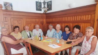 Bild: Mösbauer/exb
Wie in alten Zeiten am Stammtisch unterm Herrgottswinkl mit Hinterglasbildern: Die Senioren trafen sich im Stüberl.