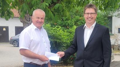 Bild: Gemeinde Schmidgaden/exb
Bürgermeister Josef Deichl bekommt das Geld von Stiftungsvorstand Martin Zimmermann (rechts) überreicht.