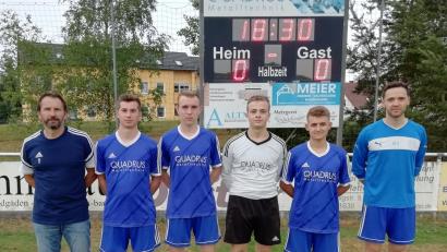 Bild: Martin Bauer/exb
Schmidgadens Trainer Wolfgang Richthammer (links) mit den Neuzugängen (ab Zweiter von links) Jonas Lehner, Vinzenz Dobler, Maximilian Hölzl, Roman Meier und Nico Benthin. Auf dem Bild fehlt Leonhard List.