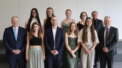 Bild: mfh
Die besten Absolventen mit den Offiziellen: (vorne von links) Landrat Richard Reisinger, Sara Rösch (Notenschnitt 1,0), Lars Maier (1,0) , Lillian Eichenmüller (1,0), Nikita Roith (1,2), Schulleiter Ulrich Zänker, (hinten von links) Hannah Melchner (1,4), Alina Maier (1,4), Nicole Dudek (1,4), Cypress Beach (1,4) und Oberstufenbetreuer Klaus Meidenbauer.