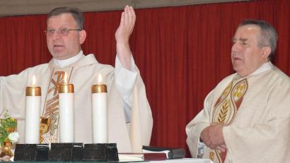 Bild: sche
Stadtpfarrer Markus Brunner (links) feierte mit seinem Heimatpfarrer Eduard Kroher in der Pfarrkirche St. Josef (Raigering) sein Silbernes Priesterjubiläum.