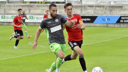 Bild: Hubert Ziegler
Neuzugang Emir Terakaj (links) von der DJK Gebenbach, hier im Zweikampf mit Kapitän Johannes Rehwald (rechts) vom SSV Jahn Regensburg, erzielte das 2:0 für seine Mannschaft.