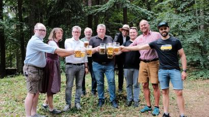 Bild: elg
Eröffnung der Hüttenkirwa mit (von links) Diakon Peter Bublitz, Zweite Vorsitzende Elke Geck-Neidl, Bürgermeister Michael Göth, Ehrenvorsitzender Helmut Fackler, Bräu Armin Ertel, Pfarrer Thomas Schertl, Martin Schmidt, Leiter Posaunenchor Illschwang, Vorsitzender Bernhard Eisenreich sowie Jugendleiter und Schankwirt Patrick Kestler.