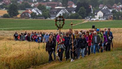 Bild: Hermann Koch
Die Fußwallfahrer aus Wutschdorf und Lintach am Ortsrand von Raigering.