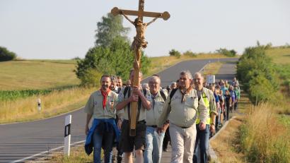 Bild: ads
Die Pilgergruppe aus Schnaittenbach und Kemnath, hoch zum Amberger Mariahilfberg, führten die Altpfadfinder an, die auch das Kreuz trugen.