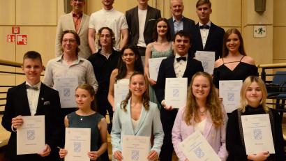 Bild: Kunz
Sie alle haben ihr Abitur am Augustinus-Gymnasium Weiden mit einer glatten Eins geschafft.