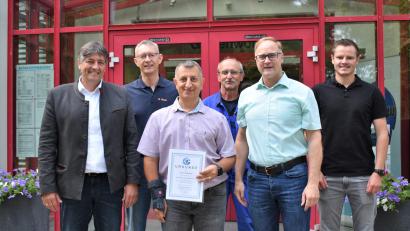 Bild: rgr
Zum 25-jährigen Dienstjubiläum von Harun Kabaklar (Dritter von links) gratulierten Frank Neubauer (Zweiter von rechts), Edgar Knobloch (links) sowie die Kollegen von den Stadtwerken.