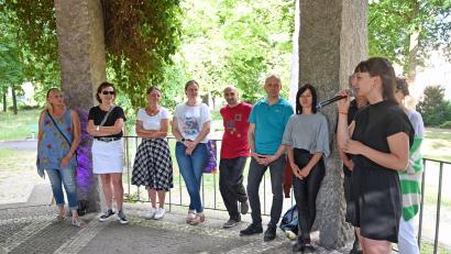Bild: Susanne Schwab, Stadt Amberg
Die Initiatorin des Amberger Tanzpavillons, Bianca Kruppa (rechts am Mikro), wünschte allen Teilnehmenden der bis Ende August stattfindenden Tanzabende viel Spaß und einen guten Sommer.