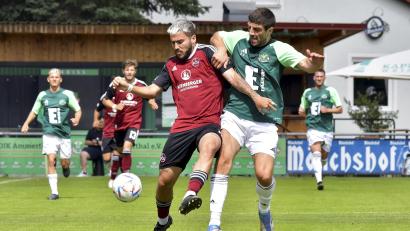 Bild: Hubert Ziegler
Anton Shynder (rechts) von der DJK Ammerthal, Torschütze zum 1:0, versucht in dieser Szene, den Nürnberger Sofiane Ikene (links) zu stören.