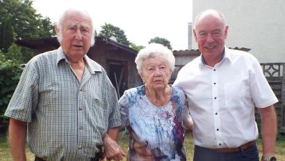 Bild: e
Jubilarin Barbara Hasselbacher mit Ehemann Heinz Hasselbacher (links) und Kümmersbrucks Bürgermeister Roland Strehl.