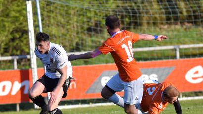 Archivbild: Alfred Schwarzmier
Torjäger Nico Argauer (links) traf zum 2:0 für den SC Luhe-Wildenau.
