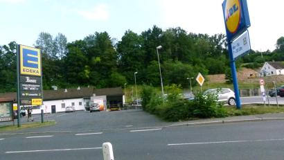 Bild: rn
Um beim Wechsel zum benachbarten Einkaufsmarkt nicht den Weg über die vielbefahrene Kirchenthumbacher Straße nehmen zu müssen, regt Wolfgang Reiß eine „direkte Überfahrt“ auf dem Grundstück an.