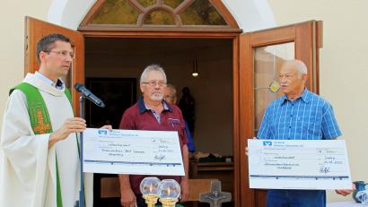 Bild: Hans Heimler Wolfring/exb
Je 700 Euro spendete der Kapellenverein Jeding an "Beit Emmaus" und die Missionsdominikanerinnen "Sr. Gualberta".