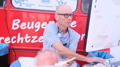 Archivbild: Klinikum Dietl/exb
Dr. Frank Huber bei einem Schlaganfallrisikocheck. Zu sehen und zu erleben ist das auch wieder am 5. Juli.