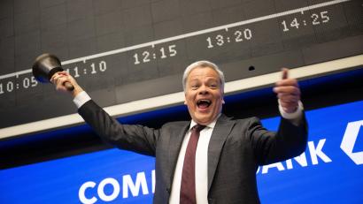 Archivbild: Sebastian Gollnow
Der Dax liefert häufiger Grund zur Freude – so wie hier bei Manfred Knof. Der Vorstandschef der Commerzbank war begeistert, als sein Unternehmen im Februar in den wichtigsten deutschen Index zurückkehrte.