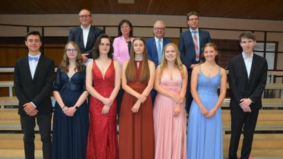 Bild: jr
Die sieben besten Abiturienten: Im Bild (vorne, von links) Lenny Och, Philine Plischke, Alisa Lehmann-Schwarz, Lea Schindler, Hannah Dutkiewicz, Theresa Roßmayer und Nicholas Seifert; (hinten von links) Schulleiter Stefan Niedermeier, Christine Eisa, Toni Dutz und Oberstufenkoordinator Peter Weyer.