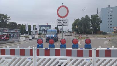 Bild: tk
So sieht es seit Samstagabend auf der Regensburger Straße in Amberg aus. Die Fahrbahn ist stadtauswärts ab der Nordgau- beziehungsweise Merianstraße komplett gesperrt.