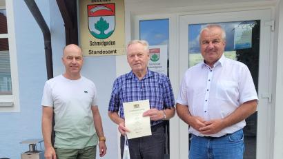 Bild: Gemeinde Schmidgaden/exb
Bürgermeister Josef Deichl (rechts) und Martin Janz (links) gratulierten Xaver Ries, der seit 50 Jahren das Amt des Feldgeschworenen ausübt.