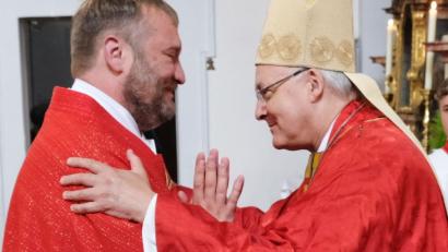 Bild: mab
Bischof Rudolf Voderholzer gratuliert dem Neupriester Pater Vinzenz Schlosser.