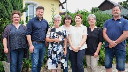 Bild: Hirsch
Marianne Müller (Dritte von links) feierte gemeinsam mit ihren Kindern Doris, Petra, Sabine, Gabi und Albin (von links) ihren 80. Geburtstag. Für die Gemeinde gratulierte Bürgermeister Peter Neumeier (Zweiter von links).