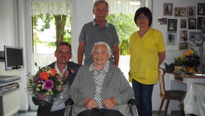 Bild: krb
Zusammen mit Sohn Anton Hösl, Bürgermeister Ernst Schicketanz sowie Pflegedienstleiterin Ulrike Hubeny Maier wurde auf den Geburtstag mit einem Glas Sekt angestoßen.