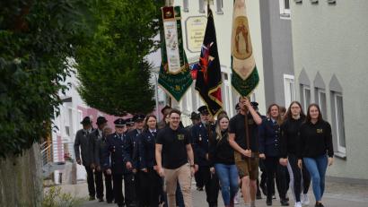 Bild: dob
Die Vereinsabordnungen ziehen von der Ortsmitte mit ihren Fahnen zur St. Thomas Kirche, um das Patrozinium zu feiern.