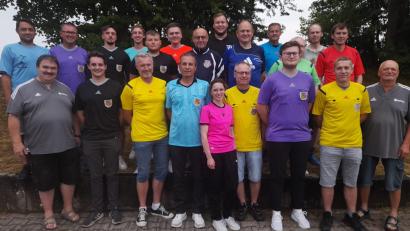 Bild: Schiedsrichtergruppe Amberg/exb
Die Schiris (hinten von links): Alex Nistschuk, Markus Neumeyer, Lucas Graf, Marcel Opeldus, Julian Rupp, Thorsten Pentner, Lukas Balk, Tom Scheels (Gast, Gruppe Parsberg), Kai Thiele, Andre Gilch, Andy Jakesch, Andreas Basler. Vorne von links: Albert Kellner, Nico Wiehrl, Josef Decker, Erdogan Sahinbay, Tina Wölfl, Klaus Gilch, Timo Roth, Sergej Kuzmenko und Walter Schimpke.