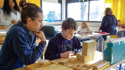 Archivbild: Gerd Pöhlmann/fph
In Montessori-Schulen wird mit speziellem Material gearbeitet, das Zahlen und Mengen leichter begreifbar macht. Das Bild entstand im Februar dieses Jahres und zeigt Schulleiter Jens Wegmann (links), der beim Rechnen unterstützt.