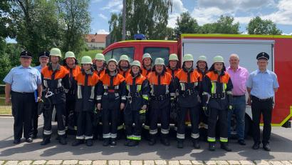 Bild: jr
Aktive der Feuerwehr Pfaffenreuth absolvierten mit Erfolg die Leistungsprüfung Wasser. Mit im Bild die Schiedsrichter sowie der Leonberger Bürgermeister Johann Burger (Zweiter von rechts).