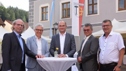 Bild: bö
Hochkarätig war das Referentenfeld beim Sommerempfang des Bayerischen Gemeindetages in Schmidmühlen besetzt (von links): Direktor Georg Große-Verspohl und Präsidialmitglied Hans-Peter Mayer, beide vom Bayerischen Gemeindetag, Staatsminister für Finanzen und Heimat Albert Füracker, der Bezirksvorsitzende des Bayerischen Gemeindetages Oberpfalz Martin Birner (Neunburg v.W.) und sein Stellvertreter Peter Braun (Schmidmühlen).