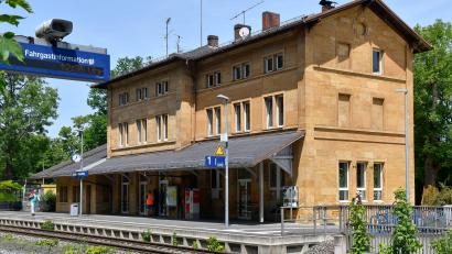 Bild: Petra Hartl
Auch wenn es auf den ersten Blick nicht so aussieht, das Sulzbach-Rosenberger Bahnhofsgebäude ist 140 Jahre alt, marode und müsste generalsaniert werden.