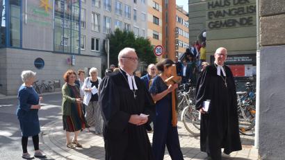 Bild: Kunz
Dekan Thomas Guba und Regionalbischof Klaus Stiegler führen mit dem Kreuz den offiziellen Auszug aus dem Evangelischen Vereinshaus an.