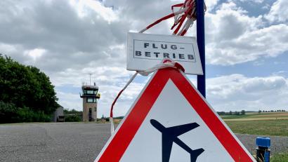 Bild: Gabi Schönberger
Rund um den Flugplatz Latsch soll es ruhiger werden. Flieger und Anwohner verständigten sich darauf, dass es am Wochenende und abends weniger Starts und Landungen geben soll.