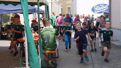 Bild: wel
Auf das Startsignal hin liefen die Grundschüler als erste los. Insgesamt erbrachte die Aktion für Kuno 3400 Euro.