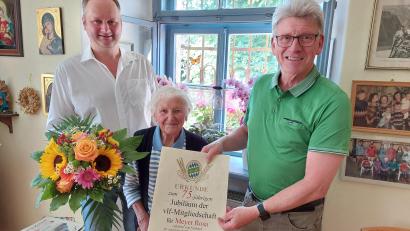 Bild: AELF Tirschenreuth/exb
Stellvertretender Vorsitzender Bernhard Härtl (links) und Geschäftsführer Wolfgang Wenisch vom Verband landwirtschaftliche Fachbildung überreichten Rosa Meyer die Urkunde.