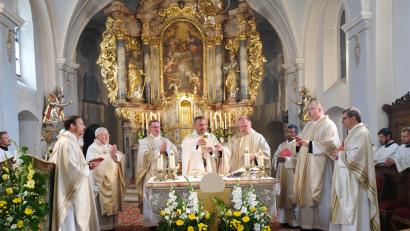 Bild: mab
Sein erstes Messopfer durfte der Neupriester Pater Vinzenz (am Altar in der Mitte) bei seiner Primiz zusammen mit Mitbrüdern feiern.