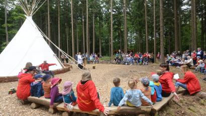 Bild: bey
Pfarrer Pater James Mukakodil segnte den Waldkindergarten vor dem dazugehörigen Tipi.