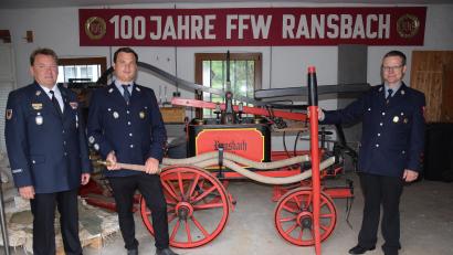 Bild: bö
Die handbetriebene Feuerlöschmaschine aus der Gründerzeit vor 130 Jahren hat bei der Feuerwehr Ransbach einen Ehrenplatz, Kreisbrandmeister Alexander Graf, Vorsitzender Christoph Finn und Kommandant Andreas Bruckmüller (von links) sind stolz auf dieses historische Gerät.