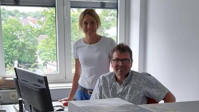 Bild: Thomas Rode
Bundesfreiwilligendienstleistender Roland Bleisteiner und VHS-Leiterin Claudia Mai bei der täglichen Arbeit im Anmeldebüro.