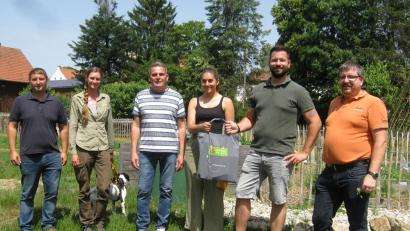Bild: Markus Kurz, Naturpark Oberpfälzer Wald/exb
Benjamin Zwack, der stellvertretende Leiter der VG-Geschäftsstelle Oberviechtach, Anna Spiller, Rangerin Naturpark Oberpfälzer Wald, Bürgermeister Norbert Eckl, Blühpakt-Beraterin Isabella Hollweck, Florian Ilchmann (OGV Teunz) und Michael Bock (OGV Teunz) besichtigten die in Frage kommenden Flächen.