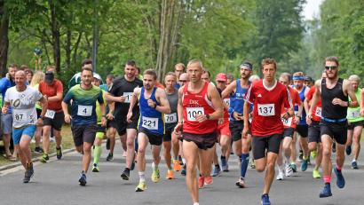 Bild: Gebert
Start über 8200 Meter beim Weiherlauf in Plößberg: Die schnellste Zeit lief Christoph Sturm (Nummer 221), die zweitschnellste Andreas Hecht (Nummer 100).
